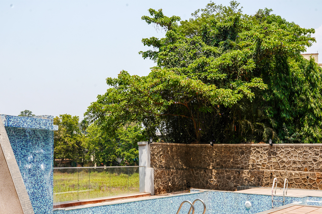 Swimming pool at Lonavala hotels with swimming pool providing a refreshing and relaxing experience for leisure stays