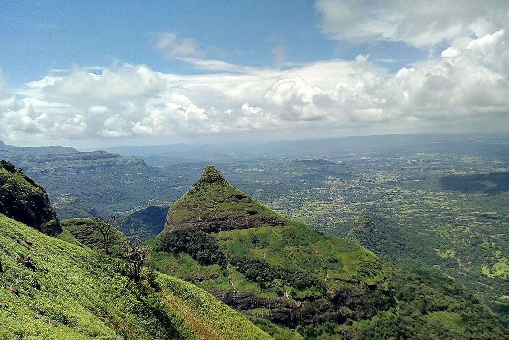 Scenic attractions near Lonavala market offering easy access to sightseeing spots for travelers staying nearby